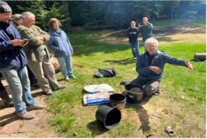 Eine Blumenwiese wird auf dem Geländer der Hohemark-Klinik unter Anleitung von Stefan Nawrath angelegt.