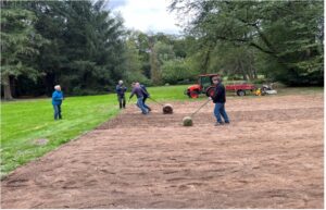 Nach der Aussaat sorgt das „Anwalzen“ für die erforderliche Bodenhaftung der Samenkörner.