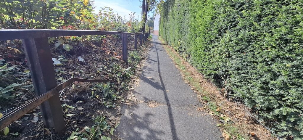 Gattenhöfer Weg (Schlaglöcher, Wellen und abgebrochenes Geländer sichtbar)
